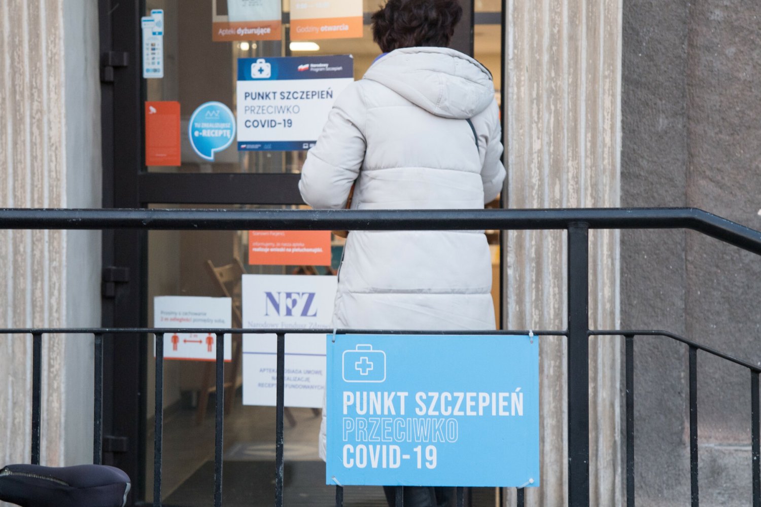 Od marca medycy muszą być obowiązkowo zaszczepieni, dotyczy to też aptekarzy.