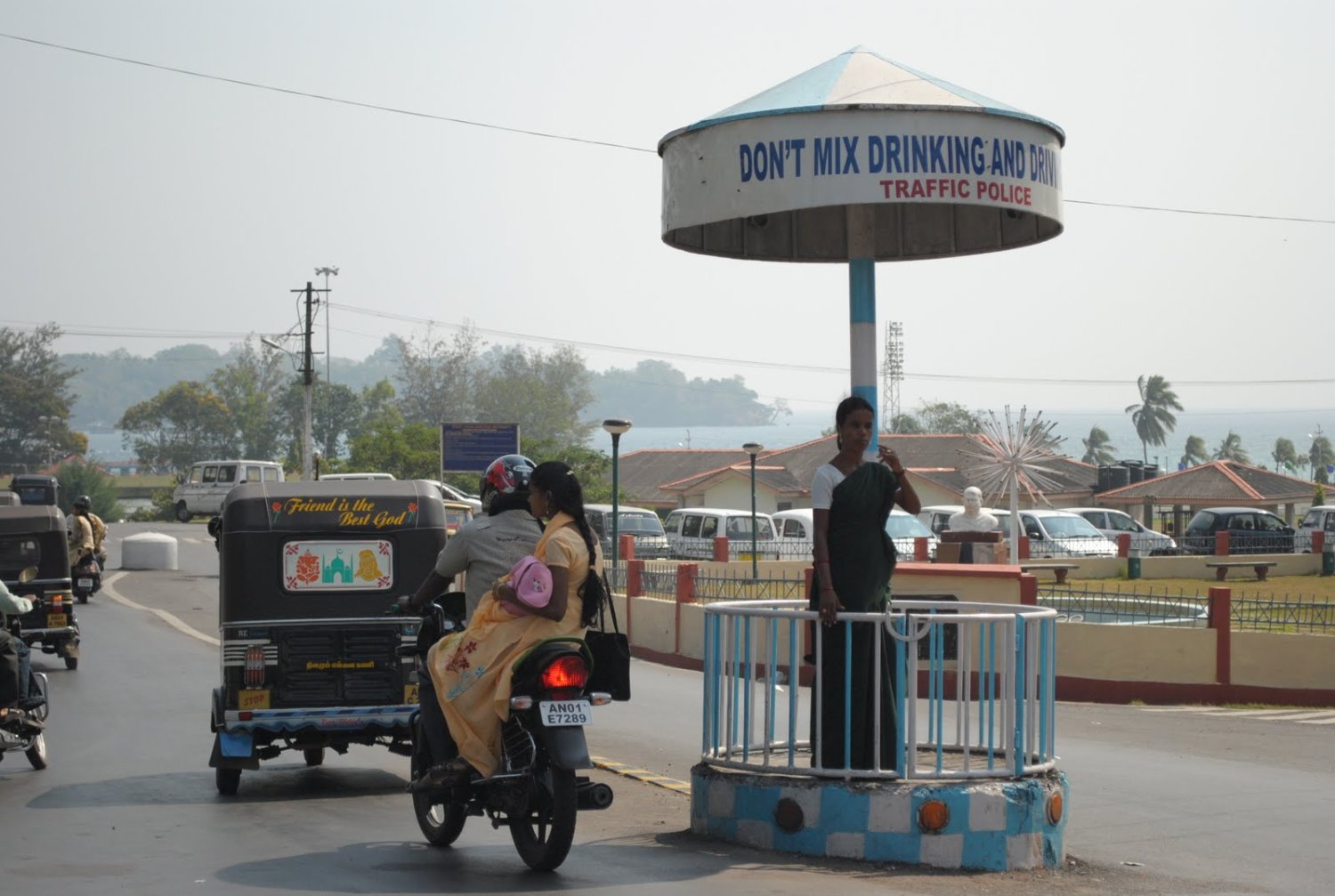 Policjantka kierującą ruchem. Port Blair, Andamany i Nikobary - Indie