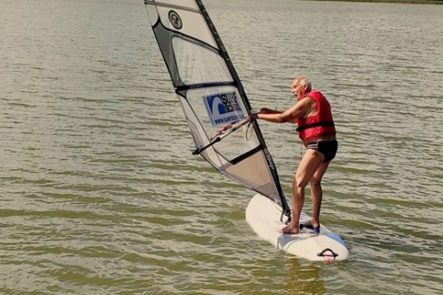 Janusz Korwin Mikke powrócił do swojej starej pasji - windsurfingu.