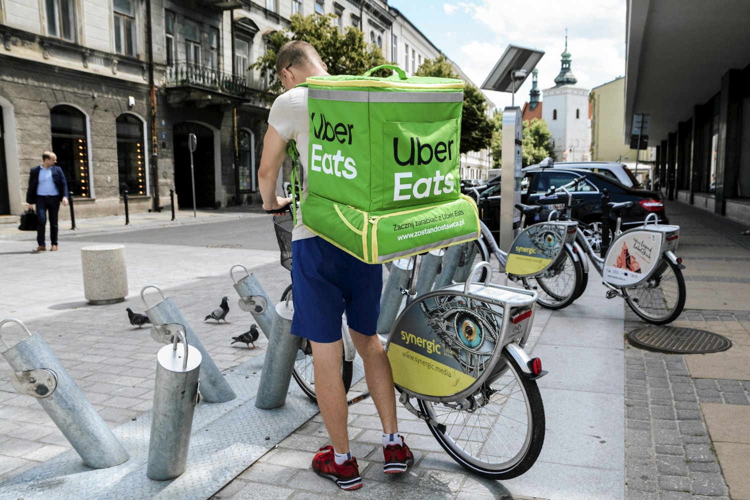 Restauracje pozamykano, a na ulice masowo wyjechali dostawcy jedzenia na wynos (zdjęcie ilustracyjne)