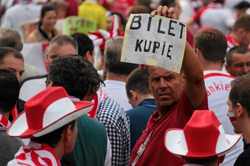 Kupię bilet na Euro - takich ogłoszeń przed stadionami pojawiało się bardzo wiele. Polacy popyt wykorzystali i zarabiali na wejściówce nawet 2 tys. zł