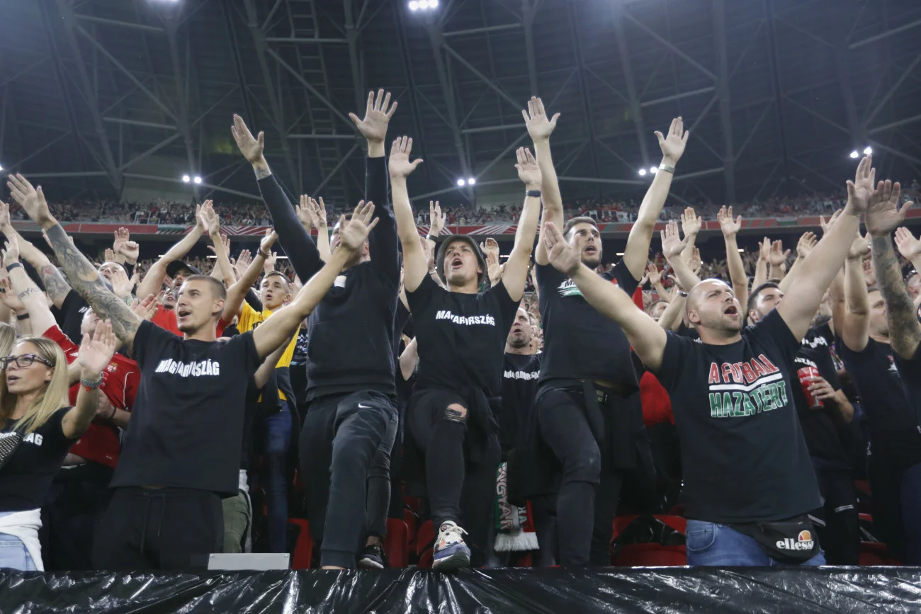 Na trybunach meczu w Budapeszcie dochodziło do zachowań fanów gospodarzy, które były poniżej jakiejkolwiek krytyki.
