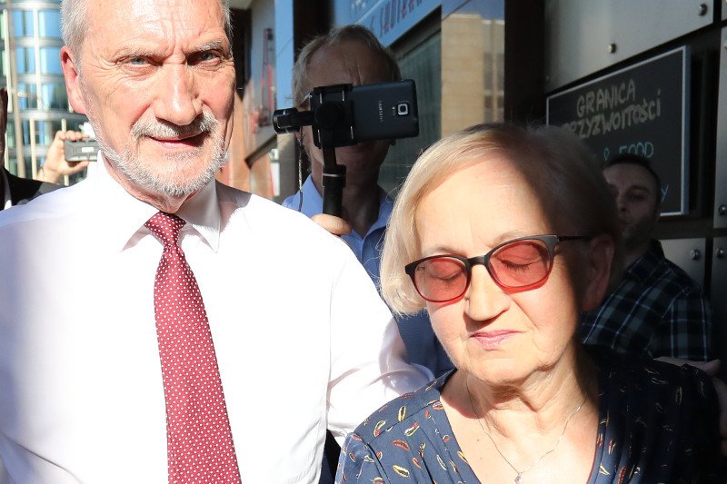 Na zdjęciu Antoni Macierewicz wraz z żoną w drodze na 70. urodziny w warszawskim klubie Palladium.