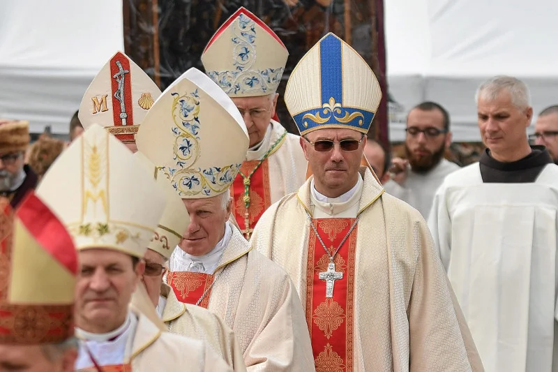 20 proc. respondentów odpowiedziało, że "całkowicie ufa Kościołowi", tyle samo osób wybrało odpowiedź "zdecydowanie nie ufam".