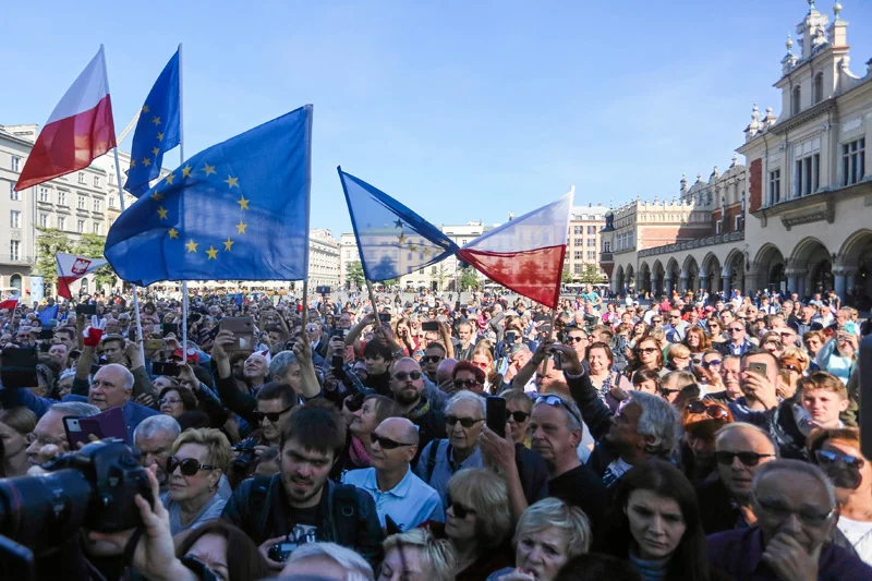 Na krakowskim Rynku na Donalda Tuska w sobotnie przedpołudnie czekały tłumy Polaków.