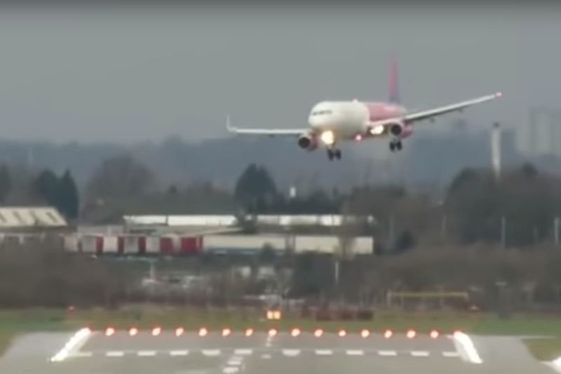 Pasażerowie dziękują polskiemu pilotowi.