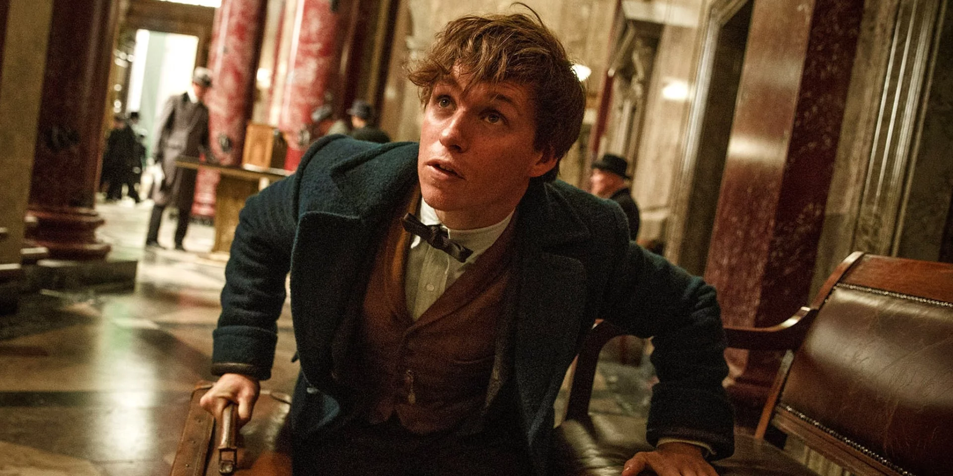 Eddie Redmayne jako Newt Scamander.