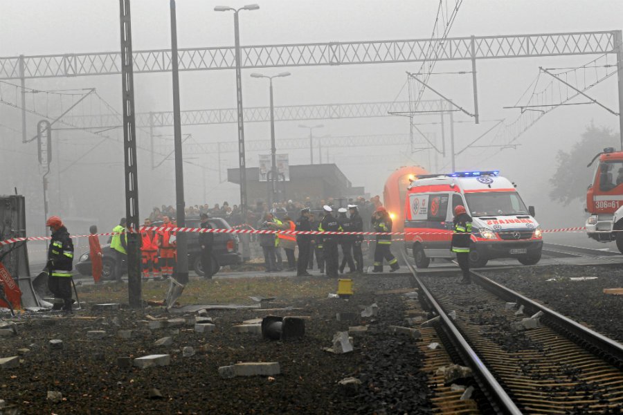 W wypadku pociągu Intercity koło Ozimka na Opolszczyźnie zginął kierowca ciężarówki.