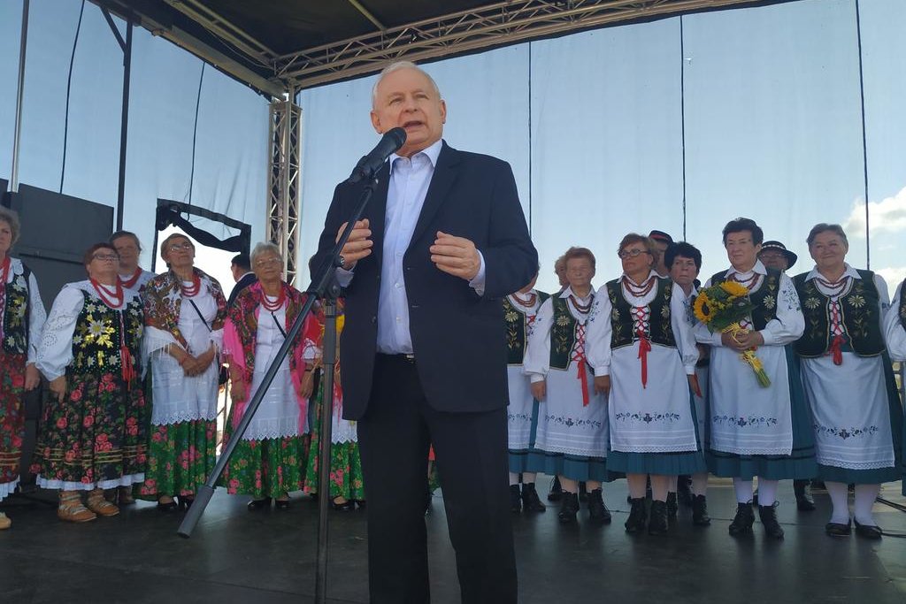 Internauci dostrzegli pewien "szczegół" na zdjęciu. Za prezesem PiS są panie w strojach Kaszubskich. Tymczasem piknik odbył się w Dygowie (obok Kołobrzegu)
