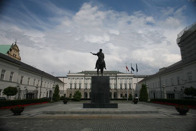 Przed Pałacem Prezydenckim na Krakowskim Przedmieściu stanie pomnik światła?