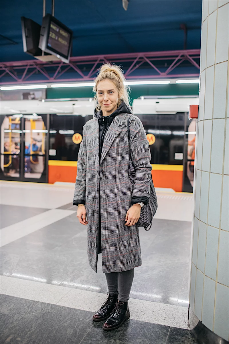Ewa jest psychoterapeutką, mimo że spieszy się do pacjenta, kiedy słyszy, że chcemy rozmawiać o metrze daje się zatrzymać. „Wybieram metro z dwóch powodów – za kółkiem bardzo się denerwuję, a poza tym samochód odgradza od ludzi. Lubię się im przyglądać"