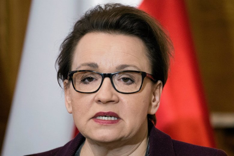 Była minister edukacji Anna Zalewska, która była twarzą likwidacji gimnazjów przez PiS,  obarcza samorządy winą za brak miejsc w liceach dla podwójnego rocznika uczniów.
