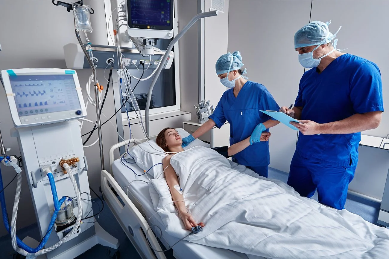Szpital wstrzymał odwiedziny ze względu na ogniska zakażeń na dwóch oddziałach. Na ten udarowy rodzina może wejść tylko w razie zagrożenia życia pacjenta. Szpital wstrzymał odwiedziny ze względu na ogniska zakażeń na dwóch oddziałach. Na ten udarowy rodzina może wejść tylko w razie zagrożenia życia pacjenta.