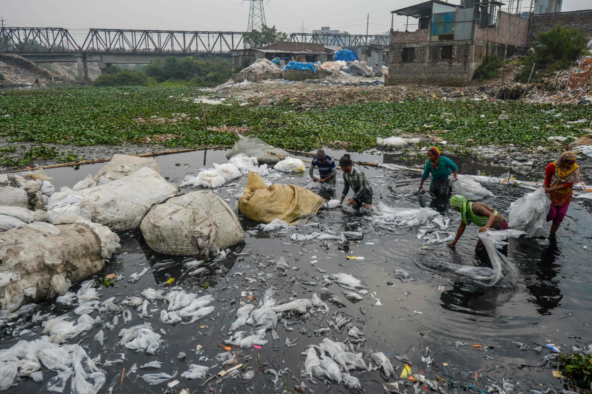 Rzeka Buriganga jest pełna plastikowych śmieci