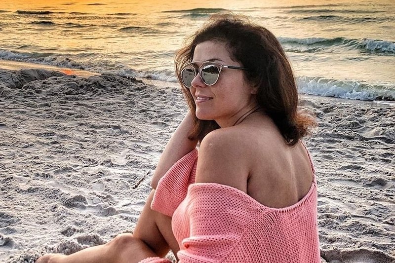 Aktorka założyła na plażę kalosze.