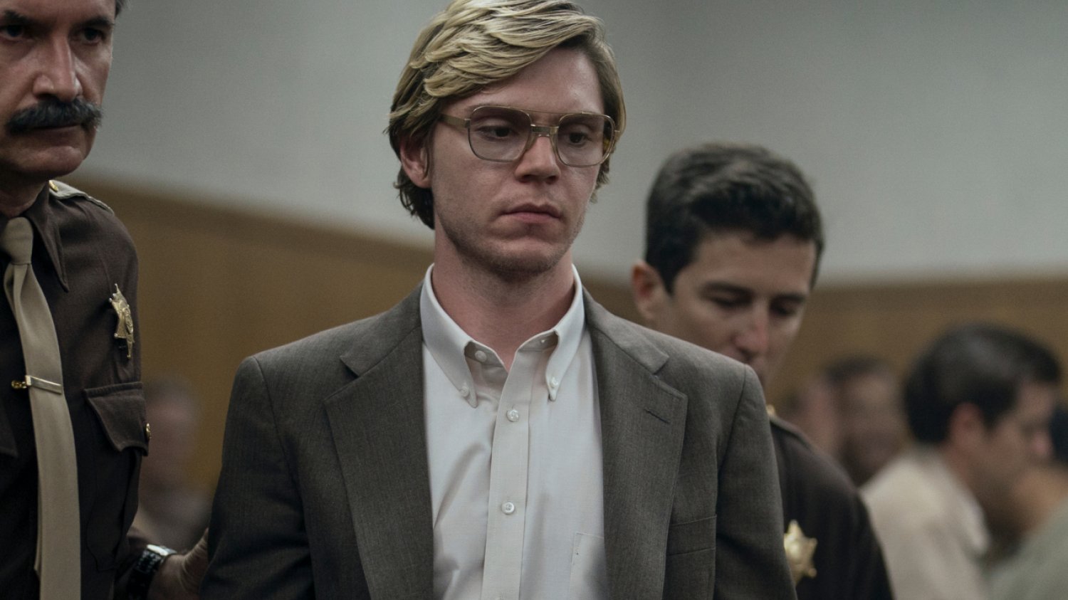 Jeffrey Dahmer pojawił się w "Stranger Things 4"? Evan Peters jako Jeffrey Dahmer w serialu "Dahmer".