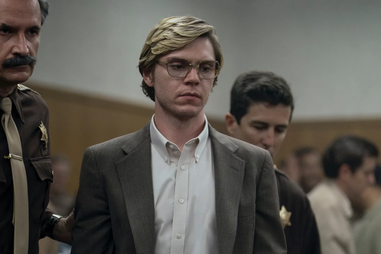 Evan Peters jako Jeffrey Dahmer w serialu "Dahmer".