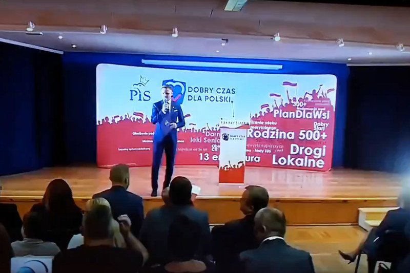 Prowadzący  zagrzewał uczestników spotkania z Morawieckim do wznoszenia okrzyków "Mateusz, Mateusz".