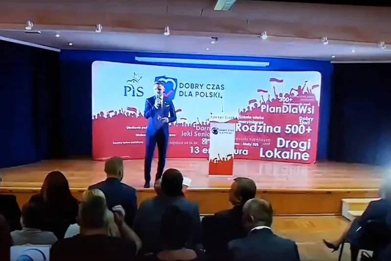 Prowadzący  zagrzewał uczestników spotkania z Morawieckim do wznoszenia okrzyków "Mateusz, Mateusz".