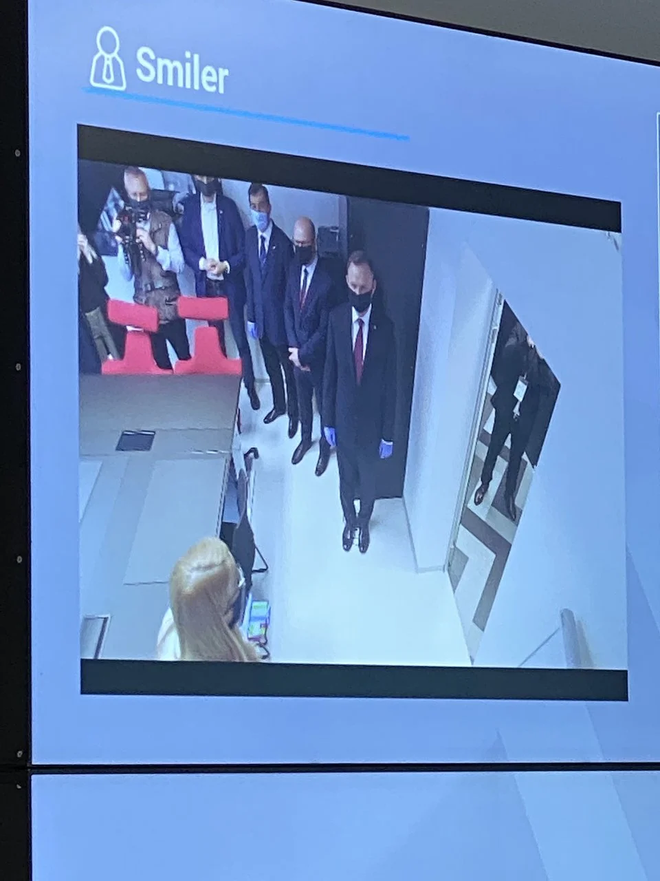 Prezydent Andrzej Duda podczas pomiaru szczęścia.