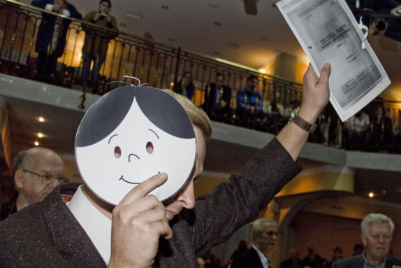 Białostocka prokuratura zajęła się incydentem podczas spotkania z Lechem Wałęsą. Cztery osoby uslyszały zarzuty.