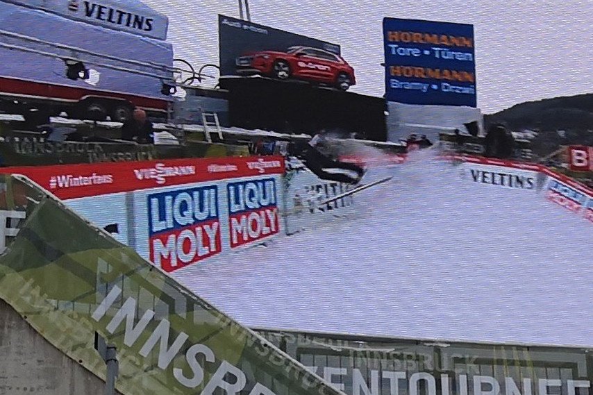 Kazachski skoczek o krok uniknął tragedii