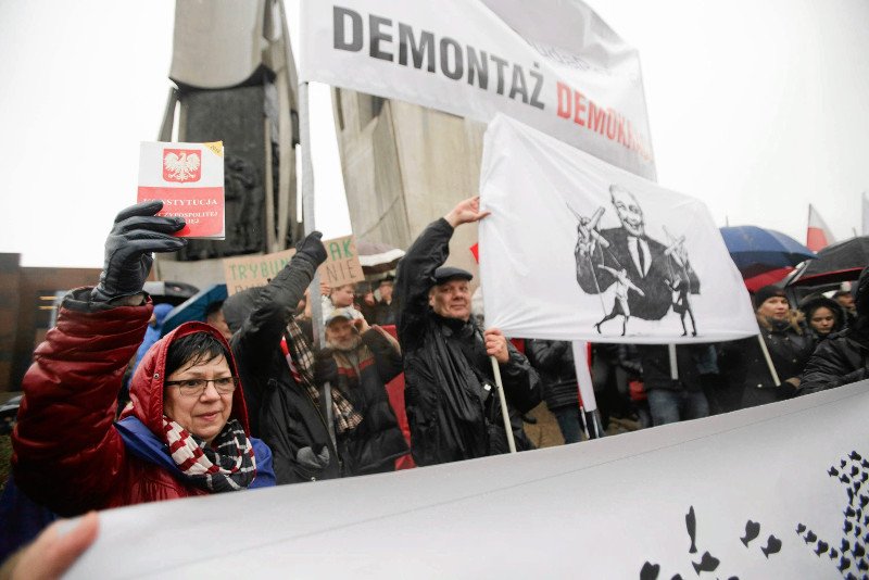 W Warszawie demonstracja pod przewodnictwem Prawa i Sprawiedliwości, w Gdańsku skandują: "Kto nie skacze ten za PiS-em".