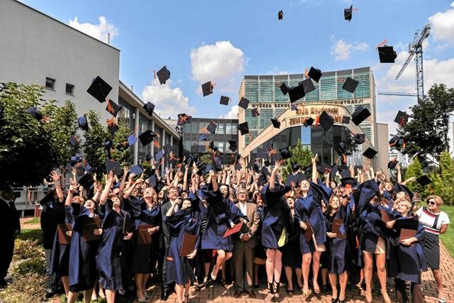 Absolwenci studiów licencjackich mają mniejsze szanse na rynku niż ich koledzy z tytułem magistra.