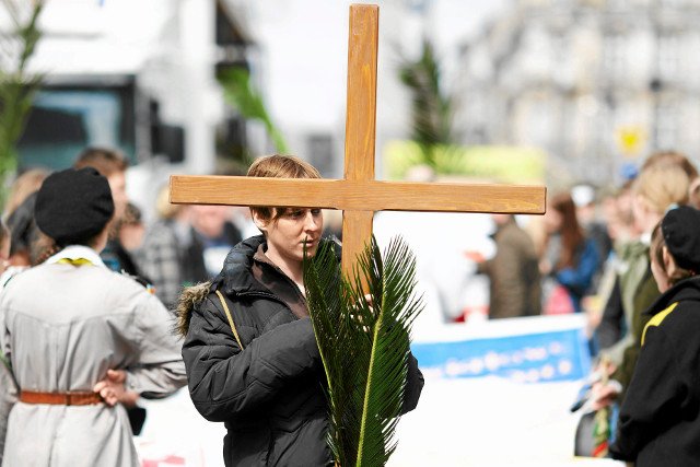 Niezachwianą wiarę w Boga zadeklarowało 56 procent przebadanych osób