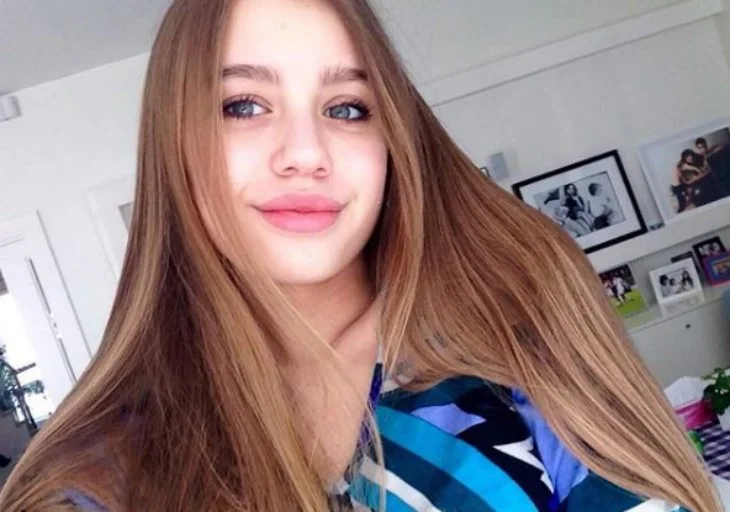 Córka Anny Przybylskiej Oliwia Bieniuk zyskała popularność na Instagramie.