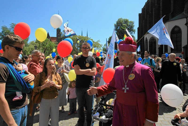 Bp. Edward Janiak, negatywny bohater filmu braci Sekielskich "Zabawa w chowanego" napisał list do biskupów. Krytykuje prymasa abp. Wojciecha Polaka. Czegoś takiego w polskim Episkopacie jeszcze nie było.