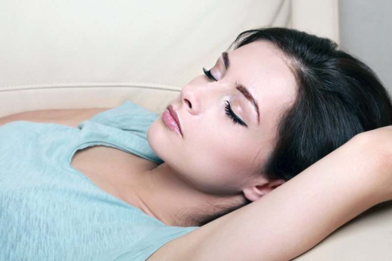 Odwlekanie momentu zaśnięcia jest powszechnym nawykiem. Równie powszechnym, co niebezpiecznym dla zdrowia i... figury.