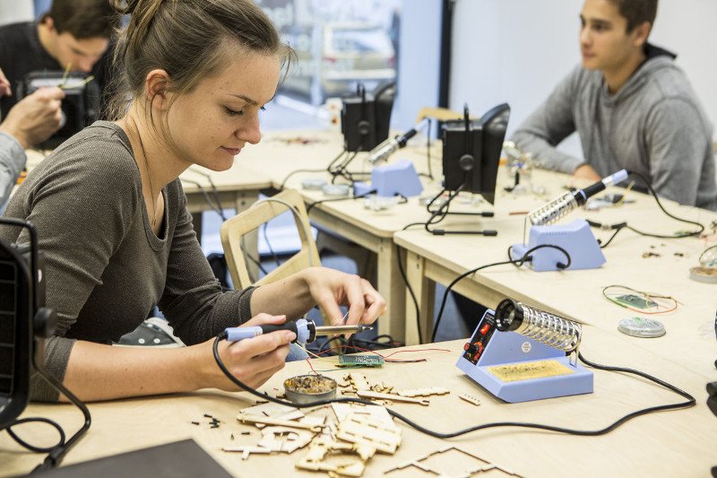 Young Makers to projekt edukacyjny Stowarzyszenie Robisz.to, Fundacji Orange oraz Fundacji Program Pomocy Pierwsza Praca, którego adresatem jest młodzież w wieku 16-21 lat pochodząca z domów dziecka i rodzin zastępczych