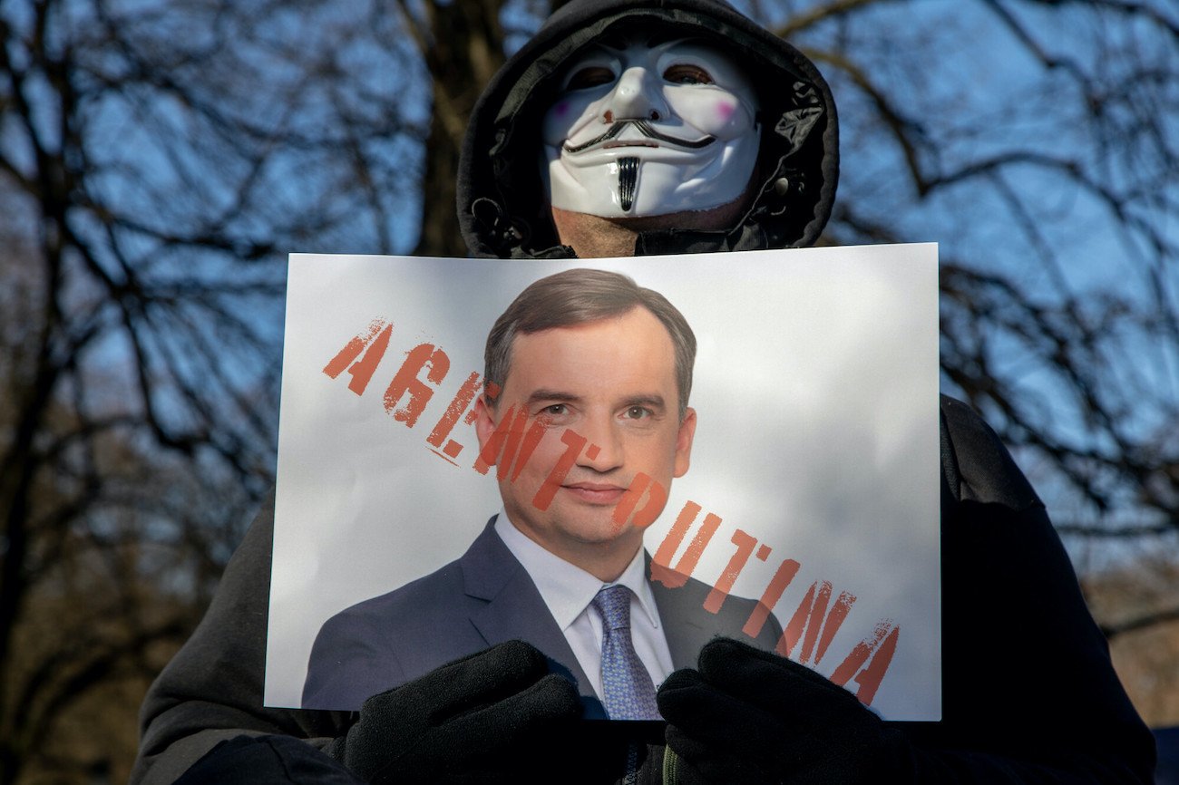 Putinizacja prawa, bombardowanie Kodeksu karnego – tak prof. Monika Płatek (UW) ocenia projekt zmiany Kodeksu karnego proponowany przez Zbigniewa Ziobrę. Putinizacja prawa, bombardowanie Kodeksu karnego – tak prof. Monika Płatek (UW) ocenia projekt zmiany Kodeksu karnego proponowany przez Zbigniewa Ziobrę.