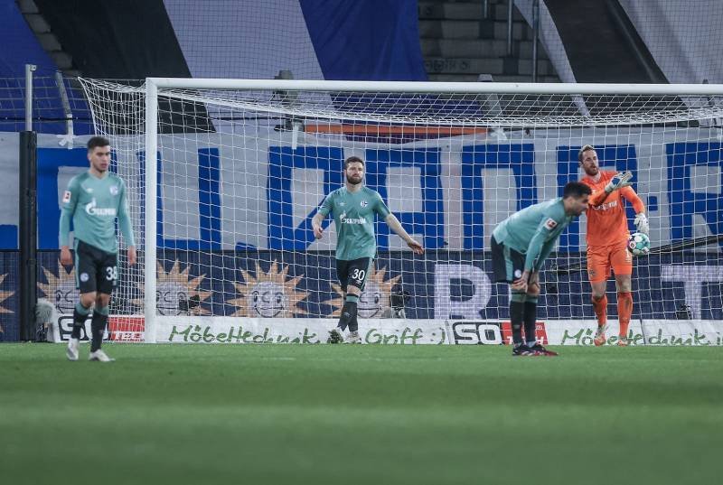 Schalke po 30 latach spada z Bundesligi. Niemcy: wściekli kibice gonili piłkarzy Schalke po spadku z Bundesligi.