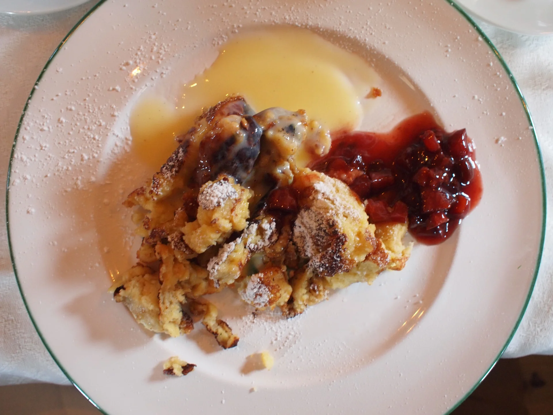 ...i gotowe danie. Kaiserschmarren w czystej postaci, czyli kawałki naleśników z powidłami i sosem waniliowym