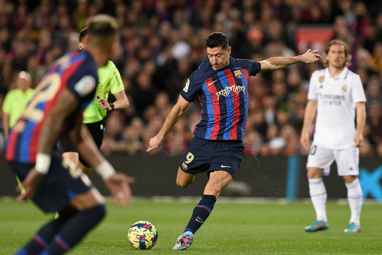 Robert Lewandowski w pierwszej części El Clasico tylko raz groźnie zagroził bramce Królewskich.