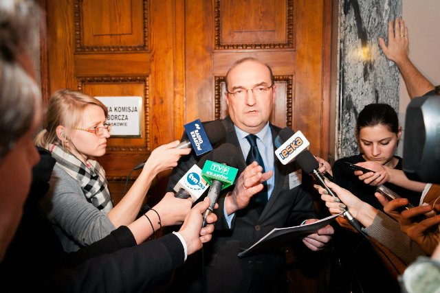 Przewodniczący Miejskiej Komisji Wyborczej Robert Jurga tłumaczył w poniedziałek nad ranem, z czego wynikały opóźnienia w liczeniu głosów w Krakowie