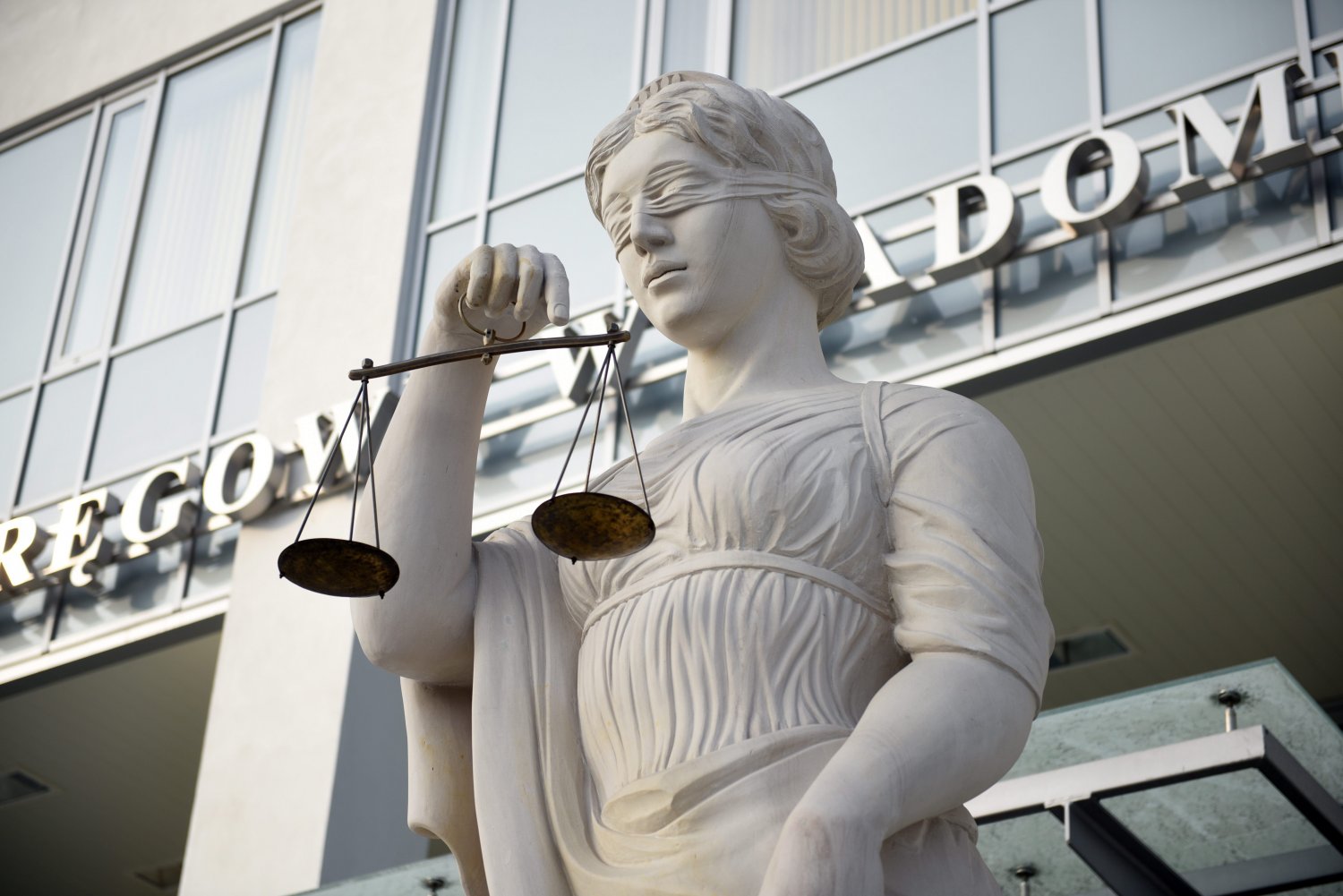 Trójpodział władzy  w Polsce jest zagrożony. O jego skutkach pisali dawni myśliciele.