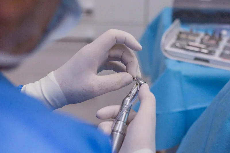Wiertło używane do nawiercania kości, dla laika nie różni się niczym od innych wierteł dentystycznych.