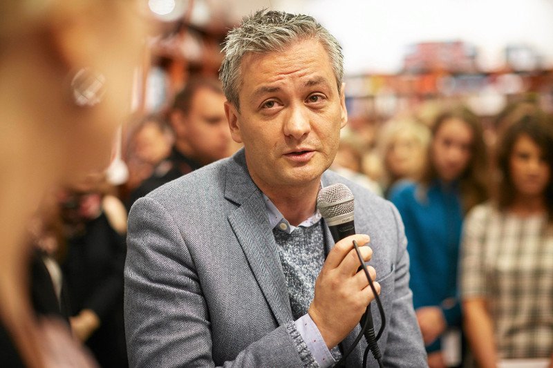 Robert Biedroń podczas satyrycznego spotkania nie uciekał od żartów na temat swojej orientacji seksualnej.