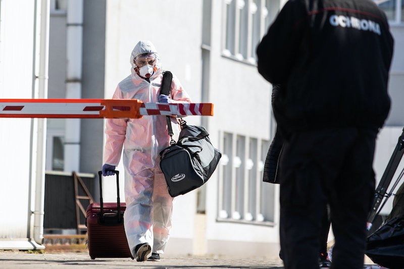 Ministerstwo Zdrowia potwierdziło śmierć dwóch osób zakażonych koronawirusem. Są też nowe przypadki zakażeń.