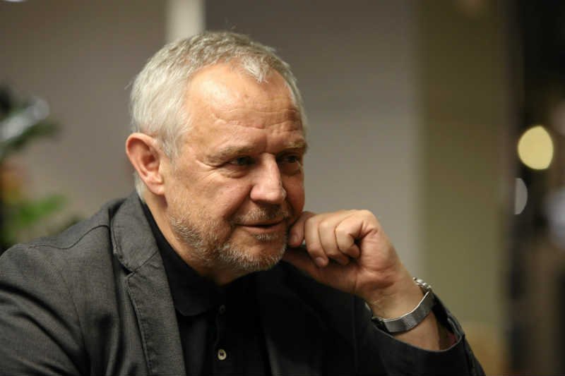 Prawica chce bojkotować bank, który reklamuje Marek Kondrat.