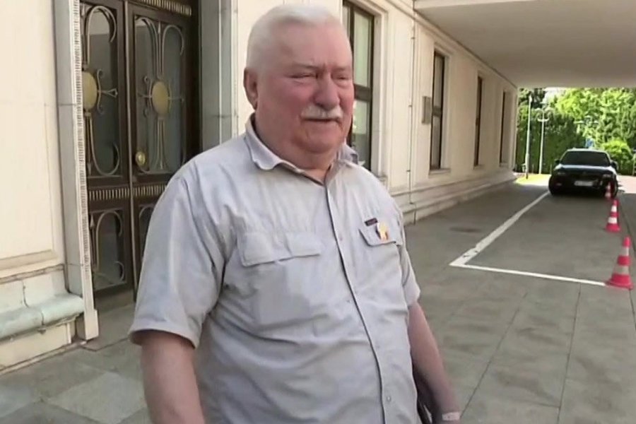 Lech Wałęsa rozmawia z dziennikarzem TVP Info po spotkaniu z niepełnosprawnymi.