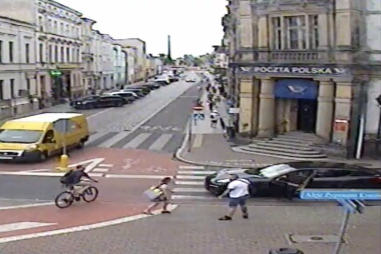 Policja zatrzymała 35-letniego kierowcę porsche, który miał uderzyć w twarz kobietę na pasach.