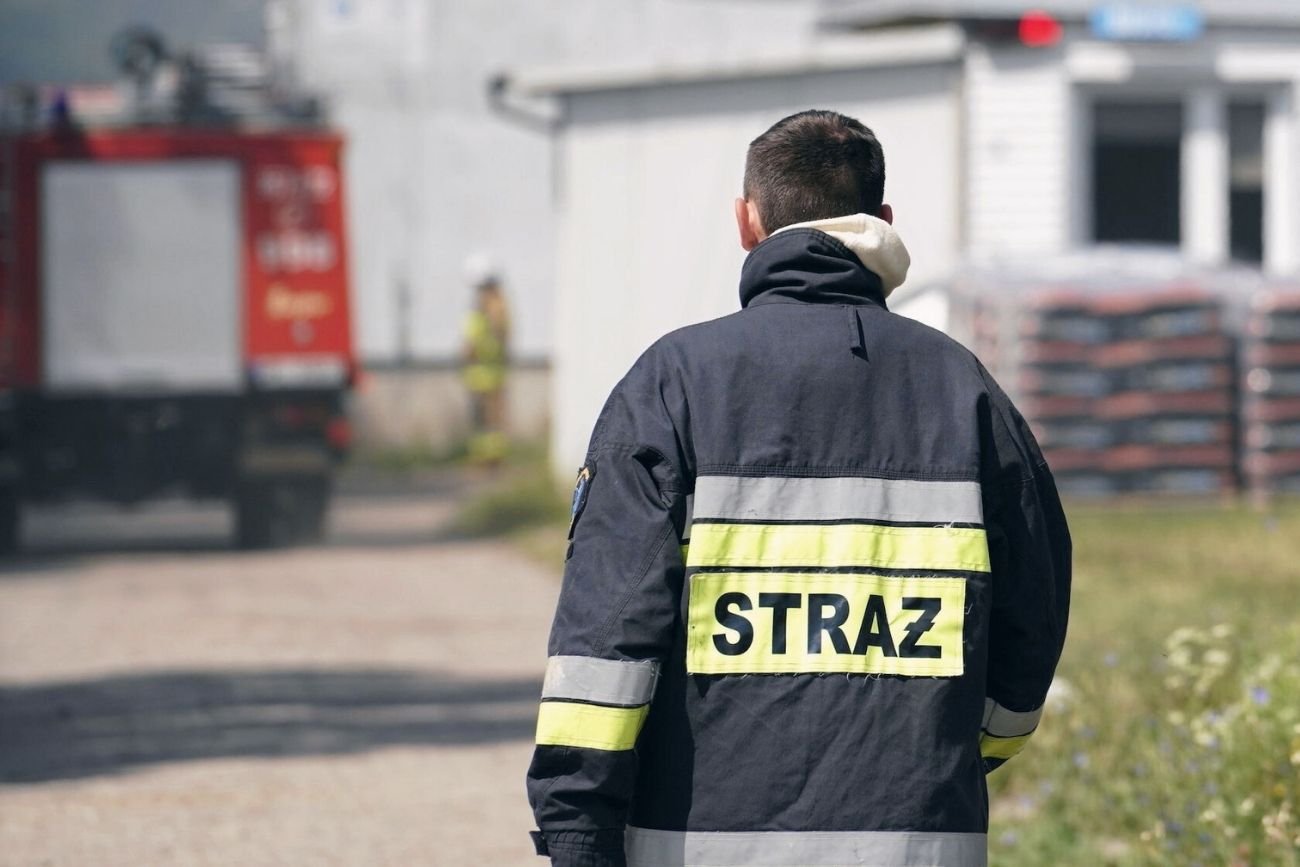 Potężny pożar na Helu. Dwóch strażaków jest poszkodowanych