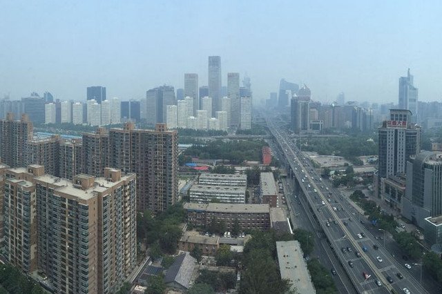 Pekin w smogu, normy przekroczone, zamknięte autostrady i lotniska.