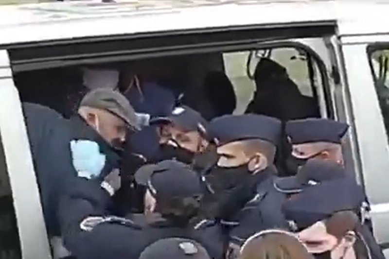 Senator Jacek Bury był wpychany do radiowozu.