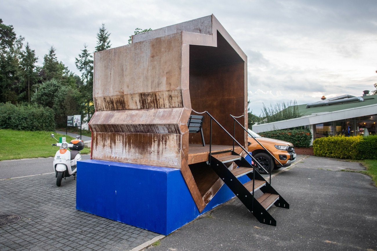 O ławce uszkodzonej przez deszcz w Poznaniu mówi cała Polska.