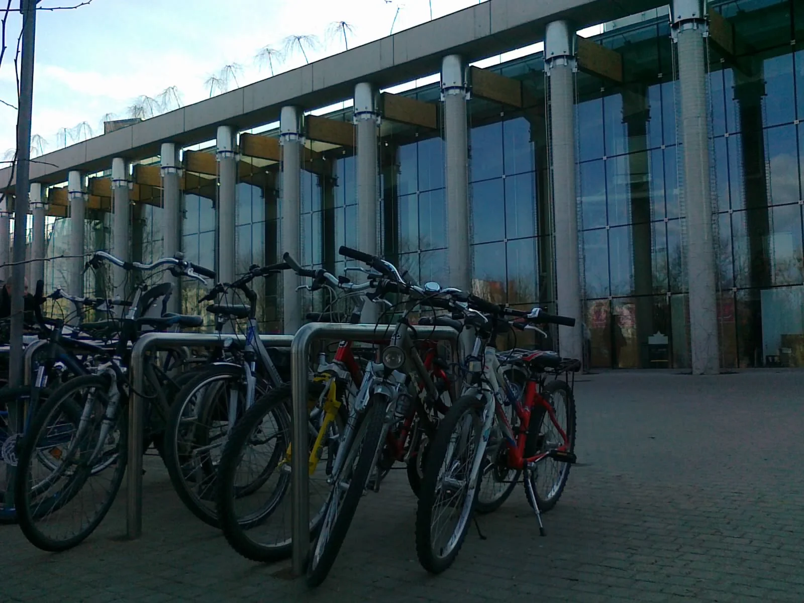 Na co dzień rowerzyści - gdy tylko mogą - doceniają stojak rowerowy przy Operze.